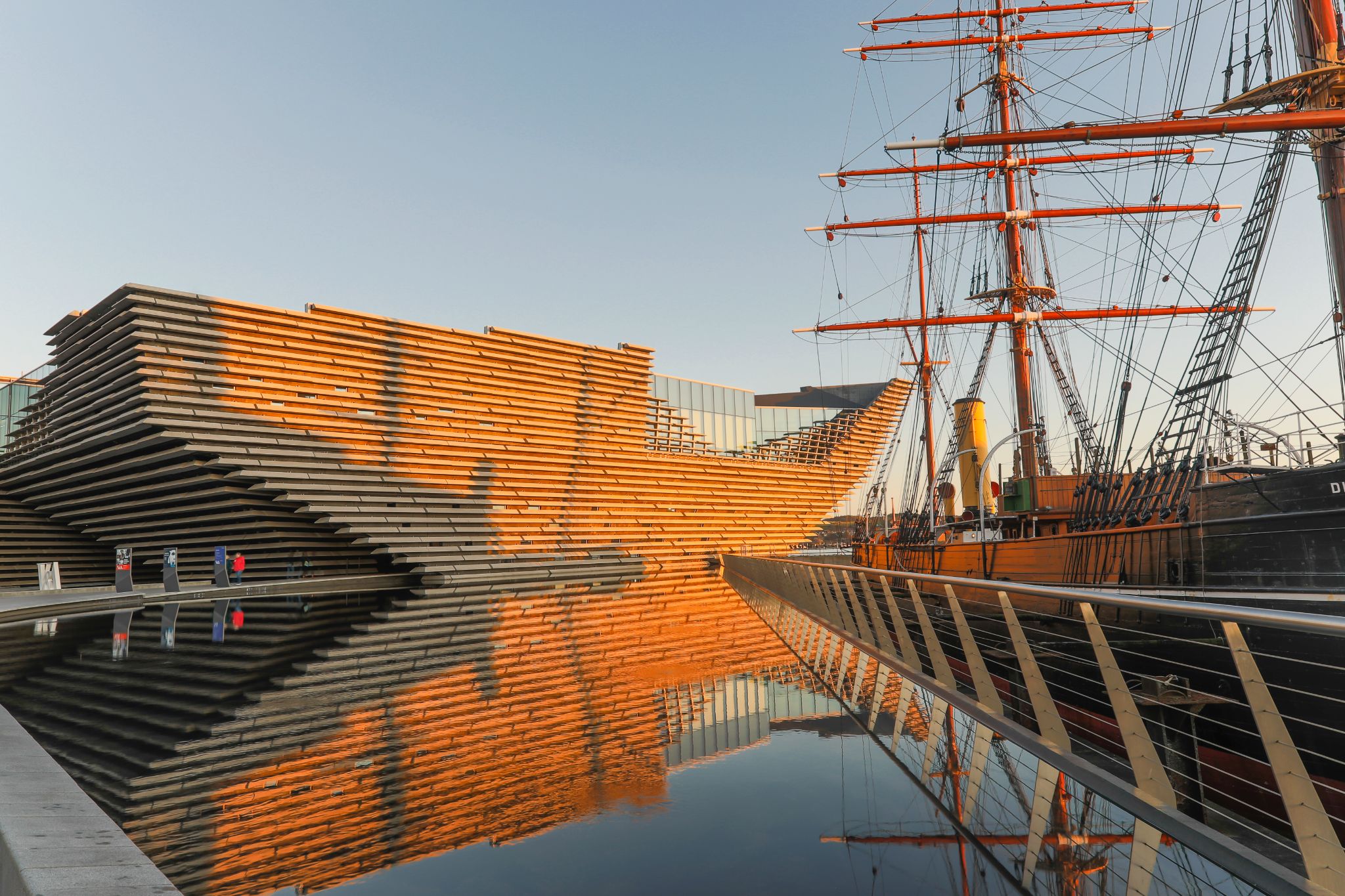 V&A Dundee with RRS Discovery alongside