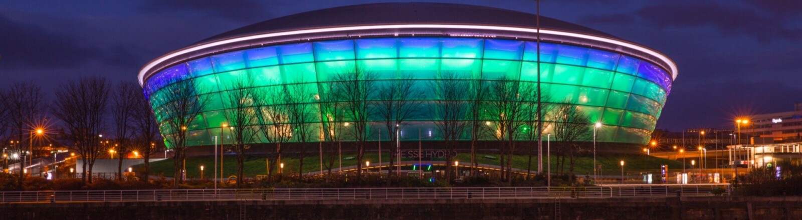 L'arena SSE Hydro illuminata di notte sul sito dello Scottish Exhibition and Conference Centre, Glasgow