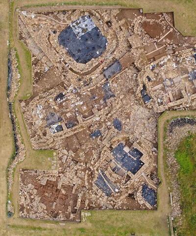 Guardando verso il basso il complesso sito archeologico del Ness of Brodgar