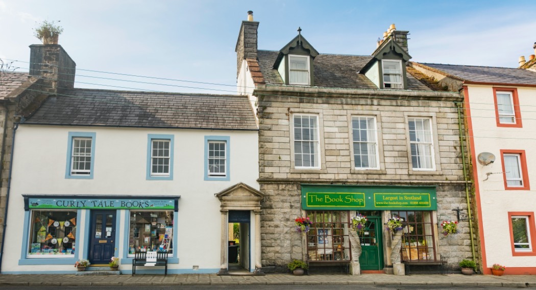 Die North Main Street und ihre Buchhandlungen in Wigtown, Schottlands nationaler Bücherstadt.