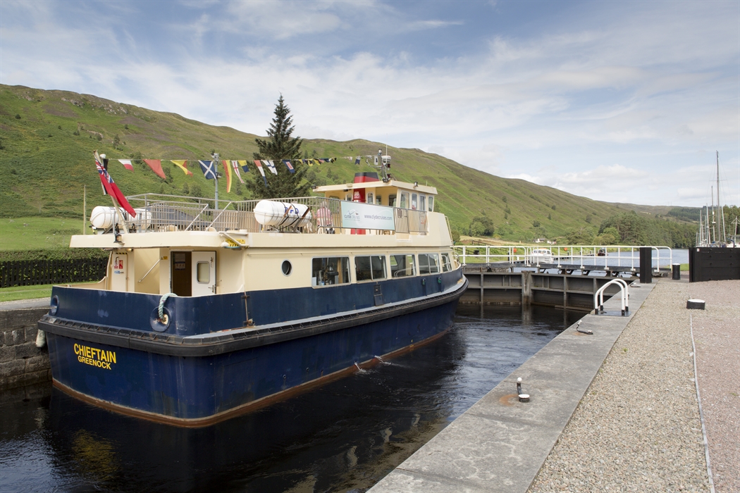 caledonian canal day boat trips