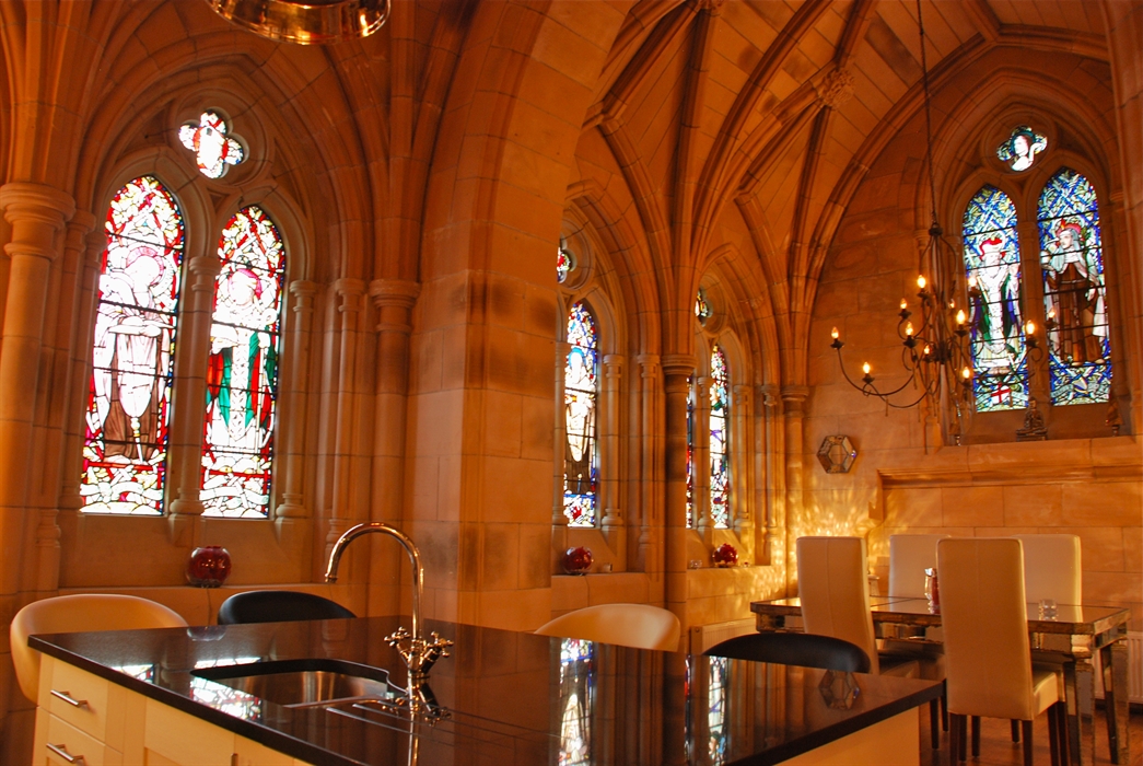 Vidrieras góticas adornan las paredes de una cocina moderna
